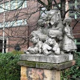 Mesélő Mackó bácsi szobor Budapest - Egyéb