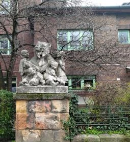 Mesélő Mackó bácsi szobor