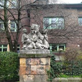 Mesélő Mackó bácsi szobor Budapest - Egyéb