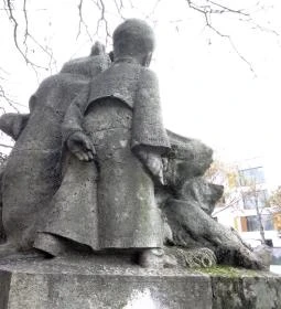 Mesélő Mackó bácsi szobor