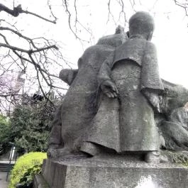 Mesélő Mackó bácsi szobor, Budapest - Egyéb