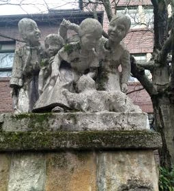 Mesélő Mackó bácsi szobor