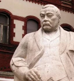 Mikszáth Kálmán-szobor