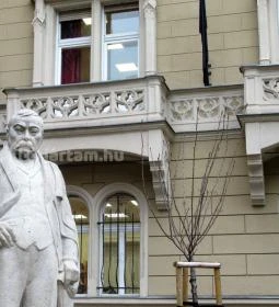 Mikszáth Kálmán-szobor