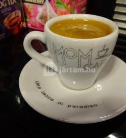 MOM Café