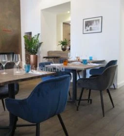 Mona Bar & Restaurant