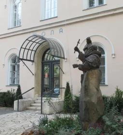 Mona Bar & Restaurant