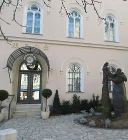 Mona Bar & Restaurant