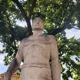 Munkás szobor, Sopron - Külső kép