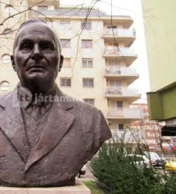 Nemeskürty István szobra