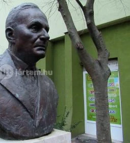 Nemeskürty István szobra