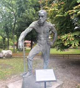 314. legjobb látnivaló: Névtelen munkás szobor