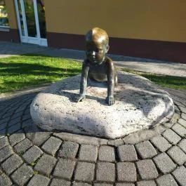 Öcsi-szobor Makó - Egyéb