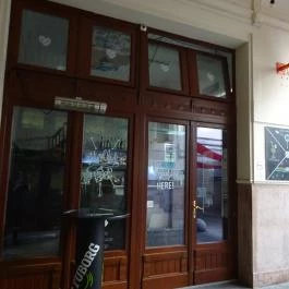 One More Cafe - Gozsdu Udvar Budapest - Külső kép