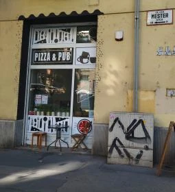 Pacsi Pizzéria & Kulturális Központ