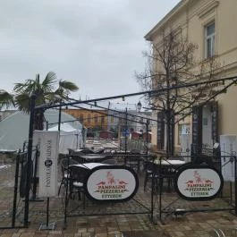 Pampalini Pizzeria Vác - Külső kép
