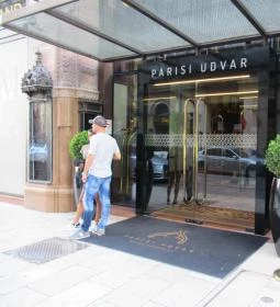 Párisi Udvar Café