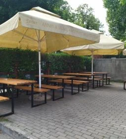 Peron váróterem söröző