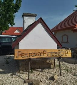 Petrovai Pince