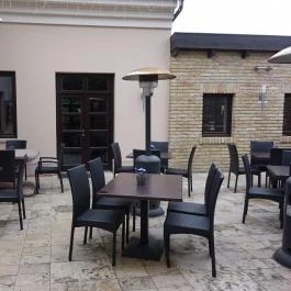 Platán Restaurant & Café, Tata - Külső kép