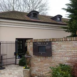 Platán Restaurant & Café, Tata - Külső kép