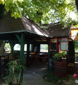 Platán Söröző-Borozó