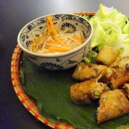 Quán Nón Vietnámi Étterem - Erzsébet tér Budapest - Étel/ital