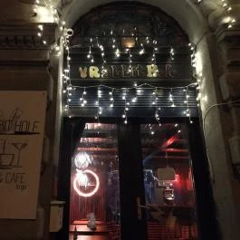 Rabbit Hole Bar & Café Budapest - Külső kép