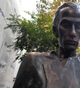 Radnóti Miklós szobor