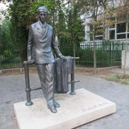 Radnóti Miklós szobra Budapest - Egyéb