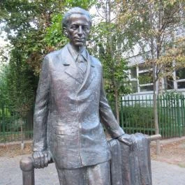 Radnóti Miklós szobra Budapest - Egyéb