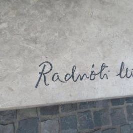 Radnóti Miklós szobra Budapest - Egyéb