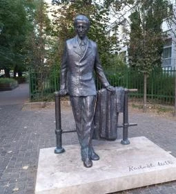 Radnóti Miklós szobra