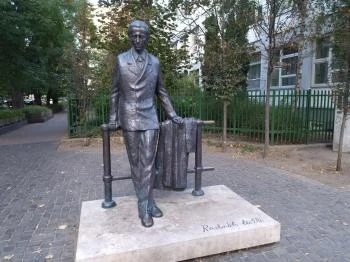 Radnóti Miklós szobra Budapest