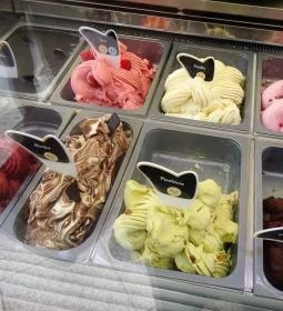 Red N' Cafe & Champagne Bar