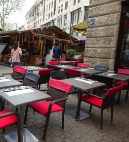 Red N' Cafe & Champagne Bar