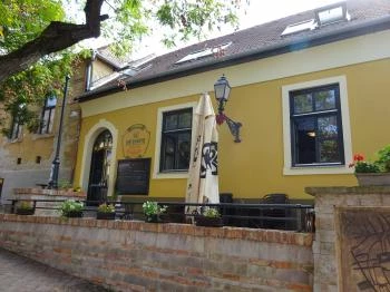 Révkapu Kávéház Vác