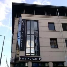 Chloé New Yorkban, Nyíregyháza - Külső kép