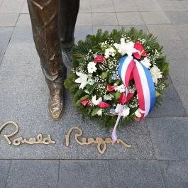 Ronald Reagan szobra, Budapest - Külső kép