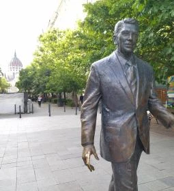 Ronald Reagan szobra