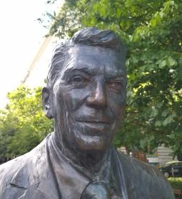 Ronald Reagan szobra