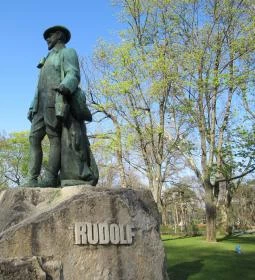 Rudolf trónörökös szobra