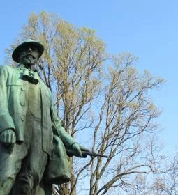 Rudolf trónörökös szobra