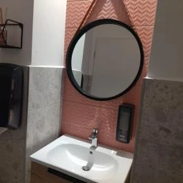 Scruton V.P. Budapest - Mosdó