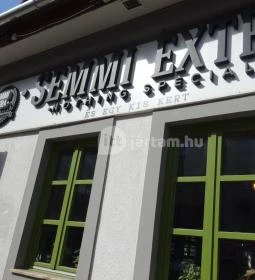 Semmi Extra & Egy Kis Kert