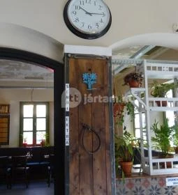 Semmi Extra & Egy Kis Kert