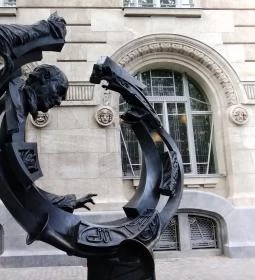 Solti György szobra