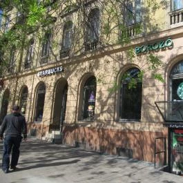 Starbucks - Széna tér Budapest - Külső kép