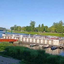 Szabadság Úszóház Szeged - Külső kép