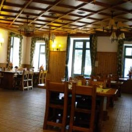 Szent Hubertus Panzió, Parádsasvár - Vendéglátás